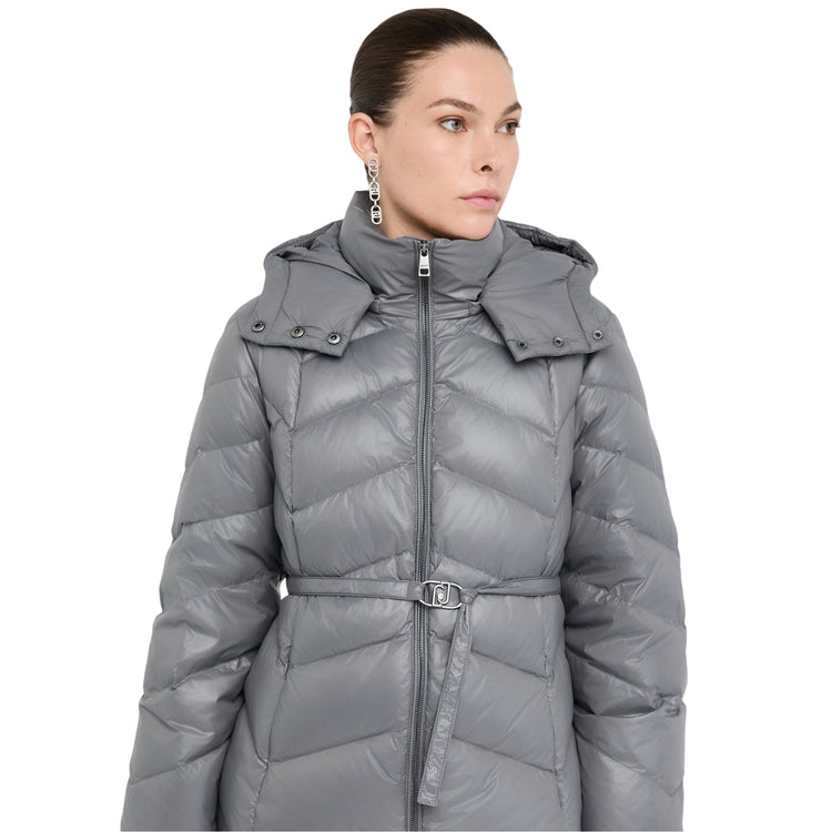 Piumino Donna trapuntato con cappuccio Grigio modella frontale ravvicinata