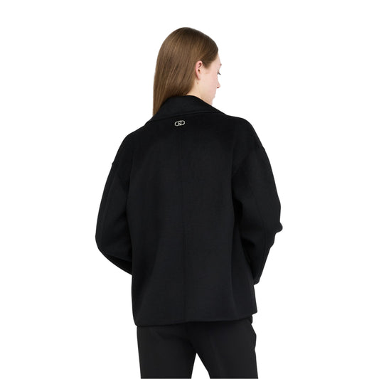 Acquista subito il Cappotto Donna, realizzato in mista lana, tasche con patta e chiusura con bottoni a pressione nascosti, firmato Liu Jo da Martini 900: vieni a scoprire tutta la collezione sul nostro sito