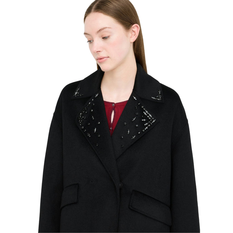 Acquista subito il Cappotto Donna, realizzato in mista lana, tasche con patta e chiusura con bottoni a pressione nascosti, firmato Liu Jo da Martini 900: vieni a scoprire tutta la collezione sul nostro sito