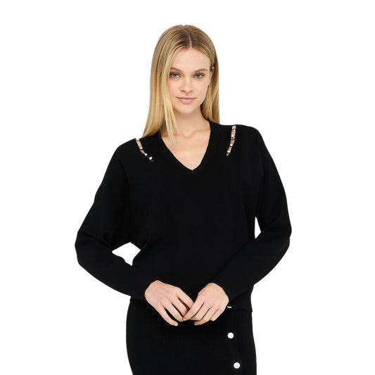 Maglia Donna in nero con castoni gioiello modella frontale