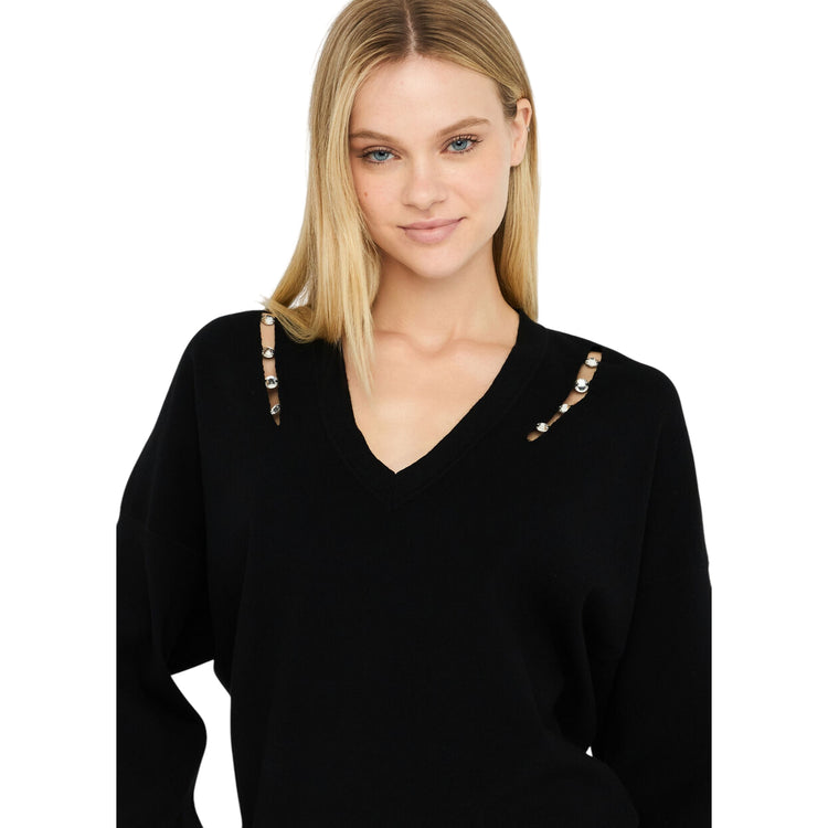Maglia Donna in nero con castoni gioiello modella frontale ravvicinata