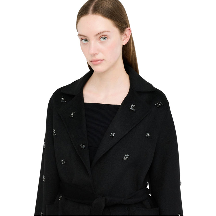Cappotto Donna in lana con ricami gioiello modella frontale ravvicinata