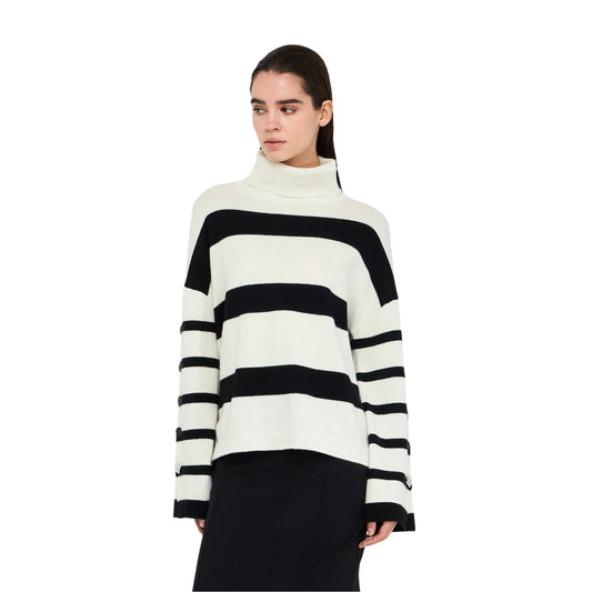 Dolcevita Donna con bottoni sulla manica modella frontale