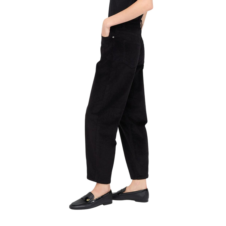 Pantaloni Donna balloon in velluto Nero modella laterale