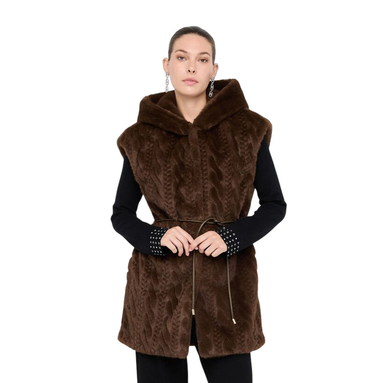 Gilet Donna in pelliccia marrone con cappuccio modella frontale