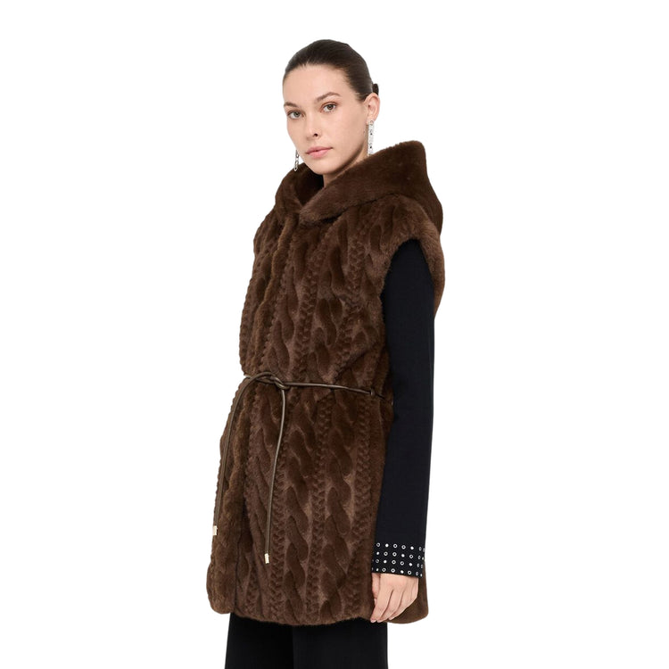 Gilet Donna in pelliccia marrone con cappuccio modella laterale