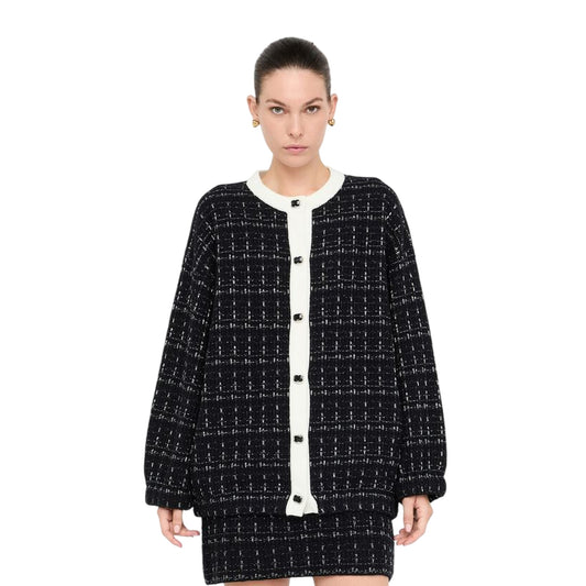 Giacca Donna dal taglio lungo con bottoni modella frontale