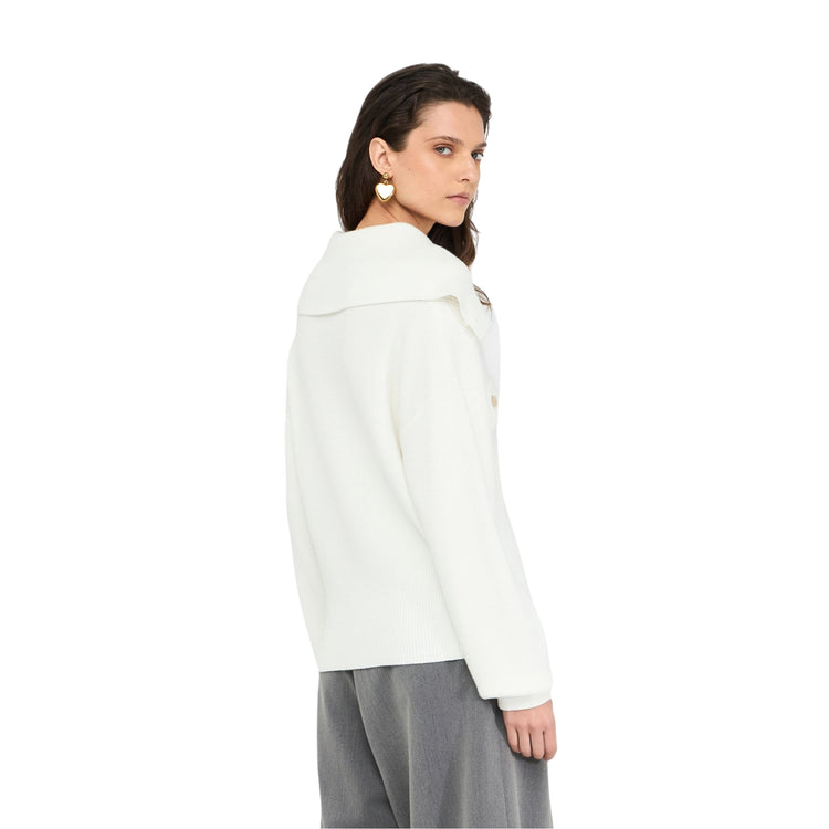 Acquista subito la Maglia Donna, realizzata in filati in misto viscosa e coste inglesi e bottoni dorati, firmata Liu Jo su Martini 900 : vieni a scoprire tutta la collezione sul nostro sito