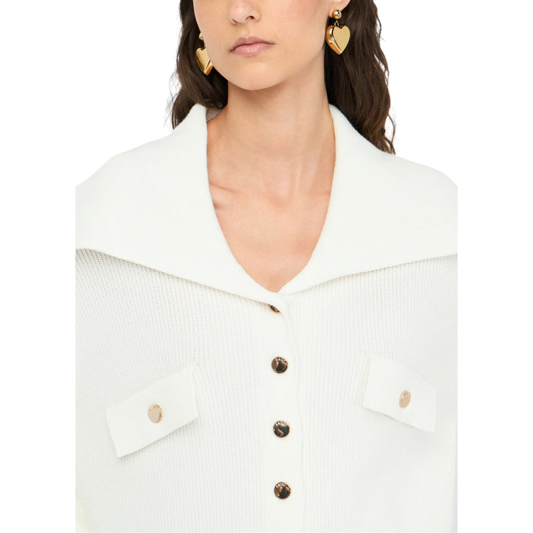 Acquista subito la Maglia Donna, realizzata in filati in misto viscosa e coste inglesi e bottoni dorati, firmata Liu Jo su Martini 900 : vieni a scoprire tutta la collezione sul nostro sito