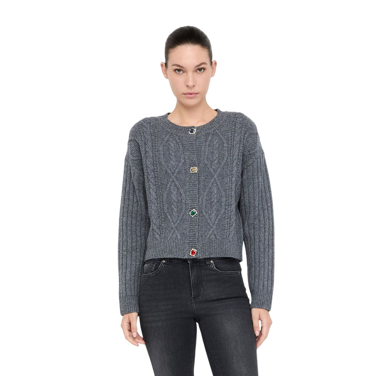 Cardigan Donna in lana Grigio con bottoni gioiello modella frontale