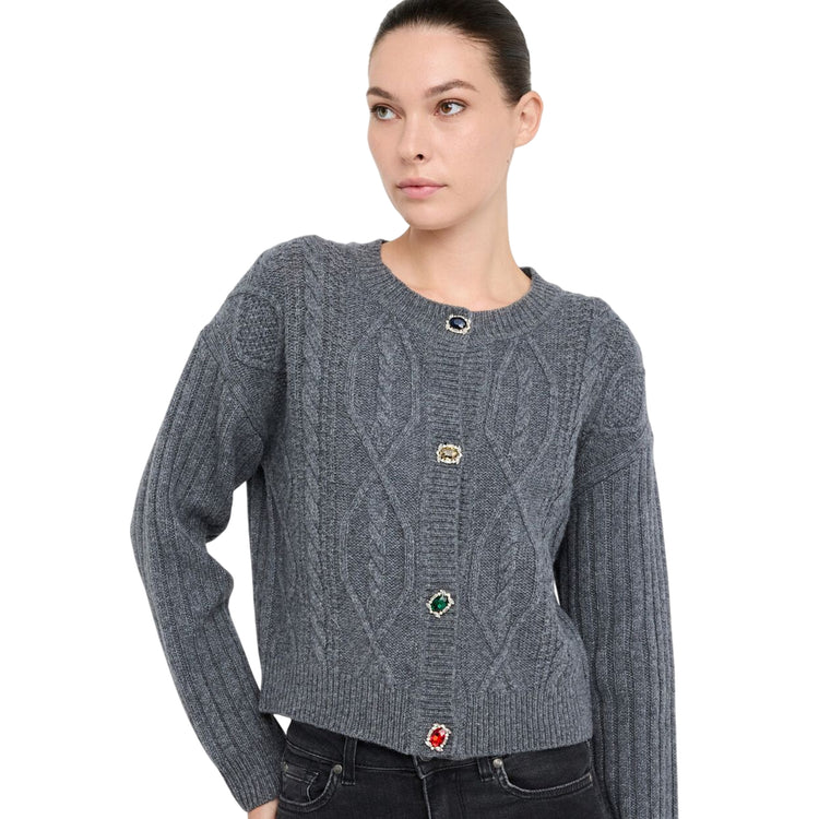 Cardigan Donna in lana Grigio con bottoni gioiello modella frontale ravvicinata