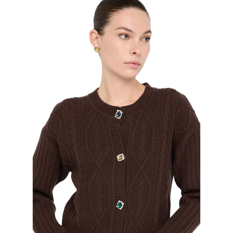Cardigan Donna in lana Marrone con bottoni gioiello modella frontale ravvicinata