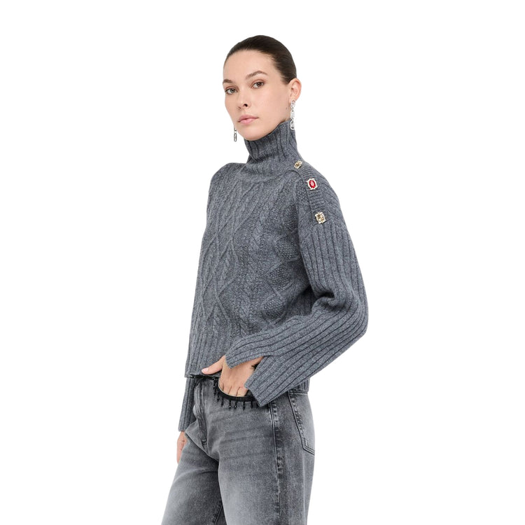 Dolcevita Donna in lana con bottoni gioiello Grigio modella laterale