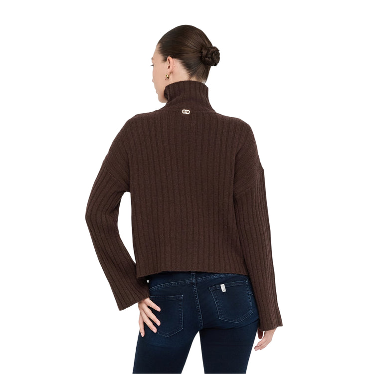 Dolcevita Donna in lana con bottoni gioiello Marrone modella retro