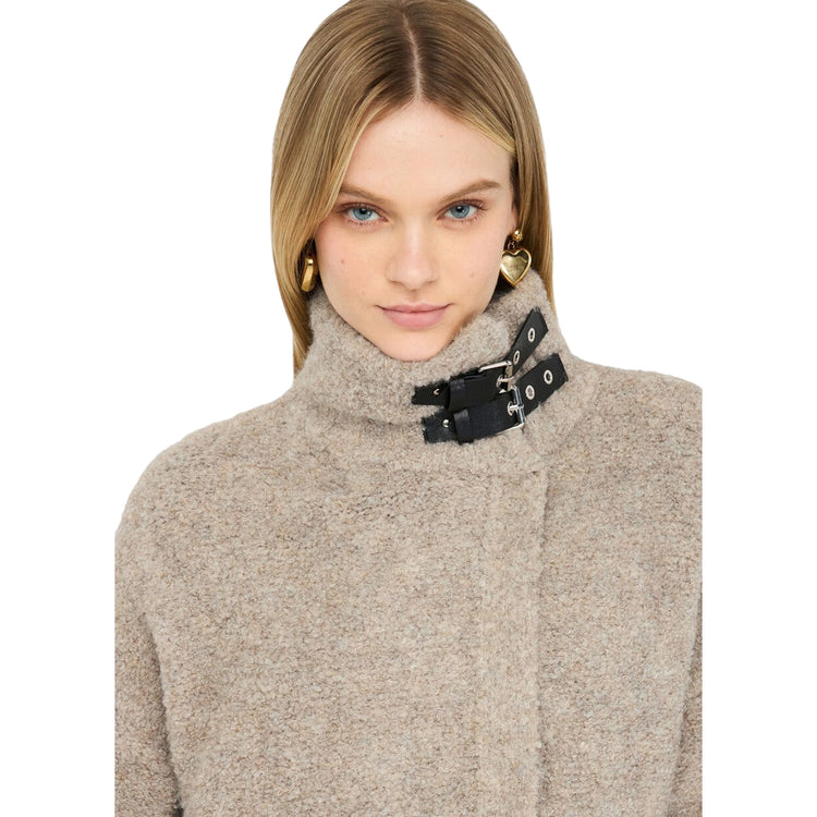 Cappotto Donna con colletto con fibbie Beige modella frontale ravvicinata