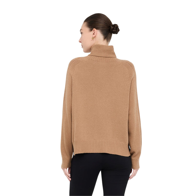 Dolcevita Donna in lana e cashmere dal fit morbido Beige modella retro