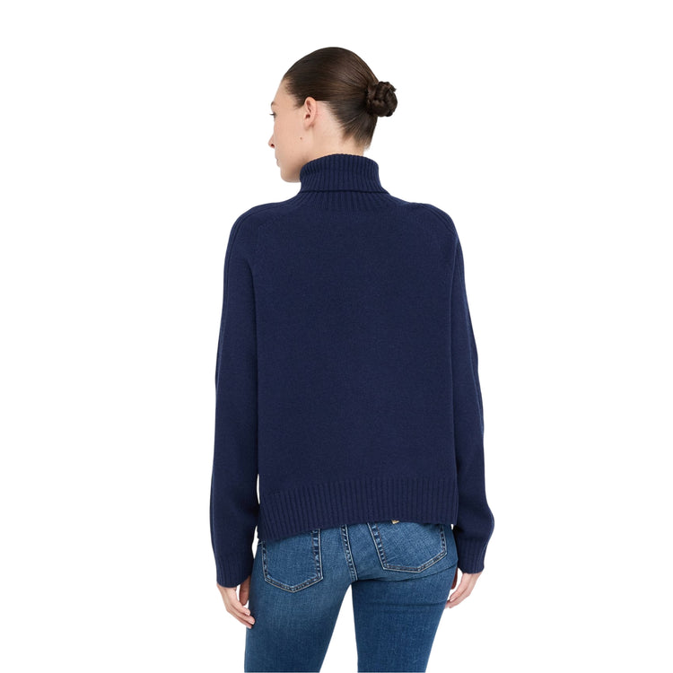 Dolcevita Donna in lana e cashmere dal fit morbido Blu modella retro