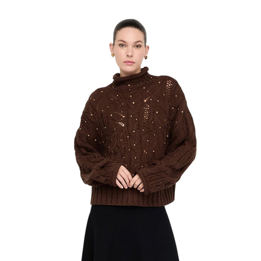 Dolcevita Donna marrone con pietre gioiello davanti modella frontale