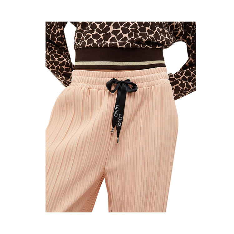Women's trousers with pleated pattern