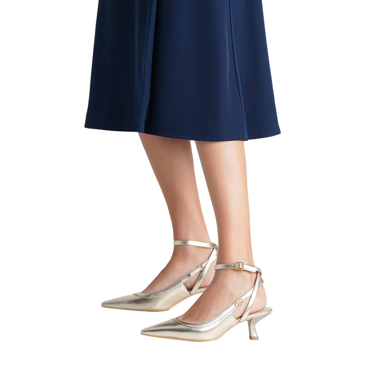 Slingback color oro con tacco basso modella