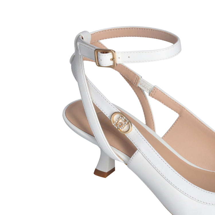 Slingback bianche con tacco basso dettaglio