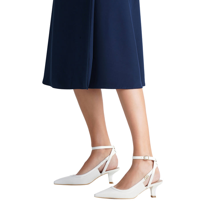 Slingback bianche con tacco basso modella