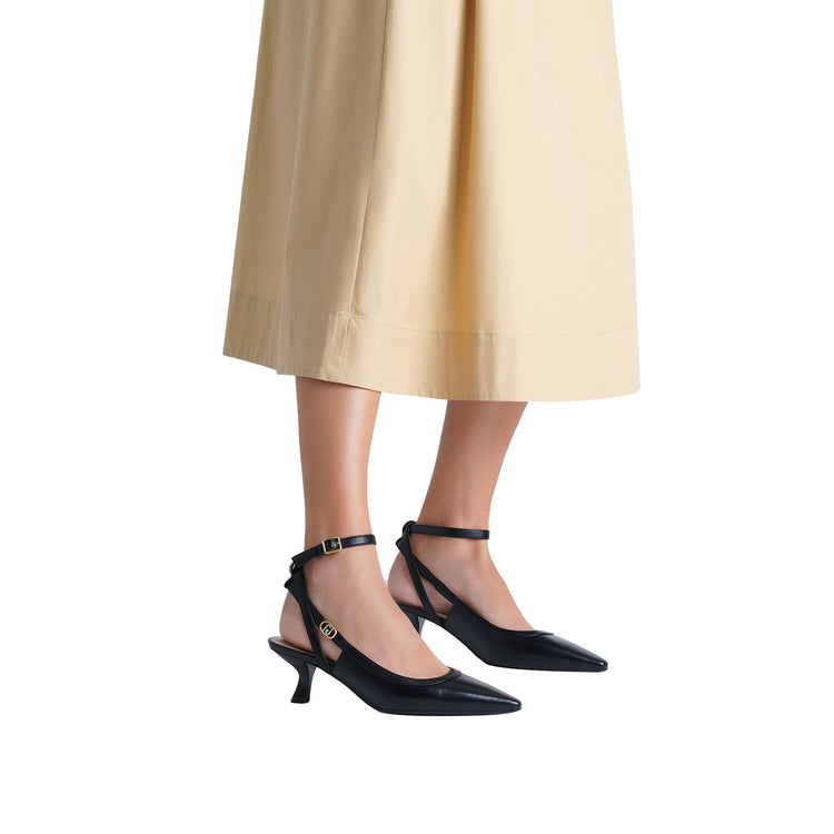 Slingback nere con tacco basso modella