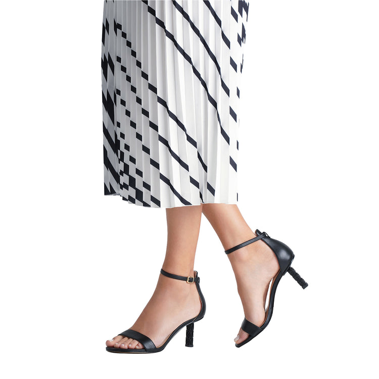 Sandali Donna con tacco logato Nero modella