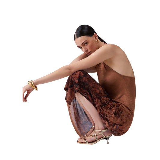 Scarpe con tacco basso e logo a gioiello in oro