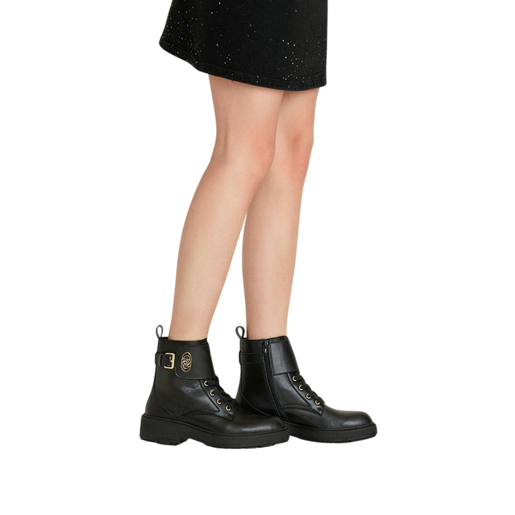 Anfibi Donna in pelle nera con fibbia logata su modella