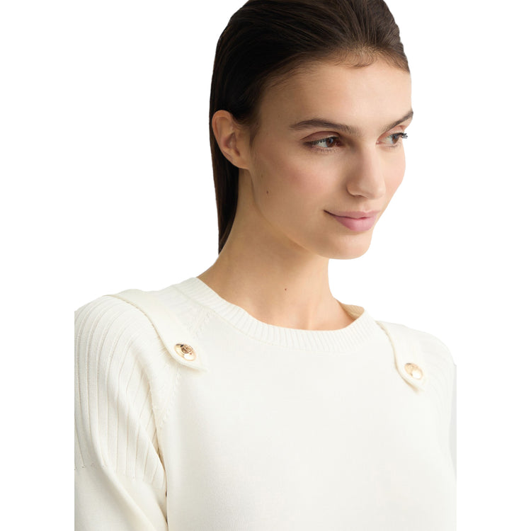 Maglia Donna Bianca con bottoni logati modella frontale ravvicinata
