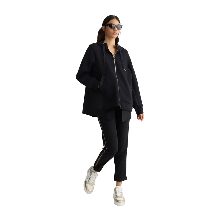 Giacca Donna in jersey nero con cappuccio modella intera frontale