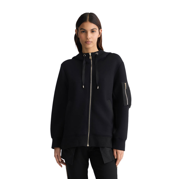 Giacca Donna in jersey nero con cappuccio modella frontale