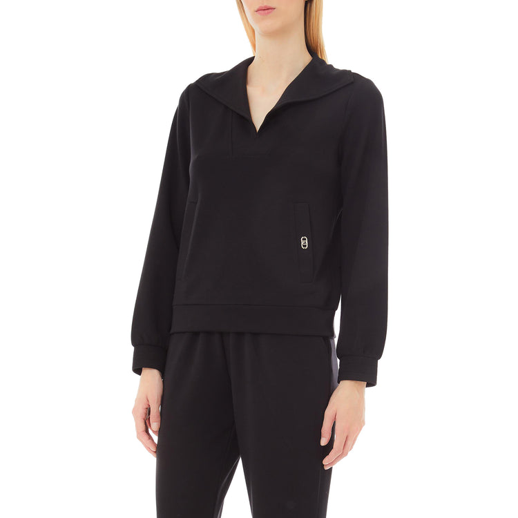 Tuta Nera da Donna leggermente elasticizzata modella frontale ravvicinata