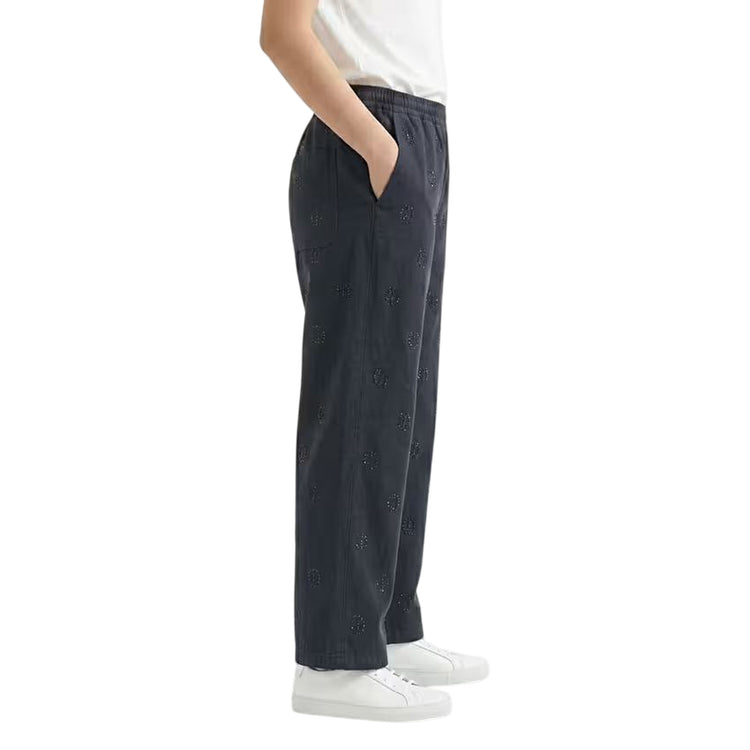 Pantalone Donna con loghi strass nero modella laterale