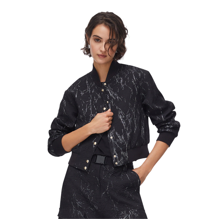 Giacca Bomber Donna effetto wrinkle Nero modella frontale