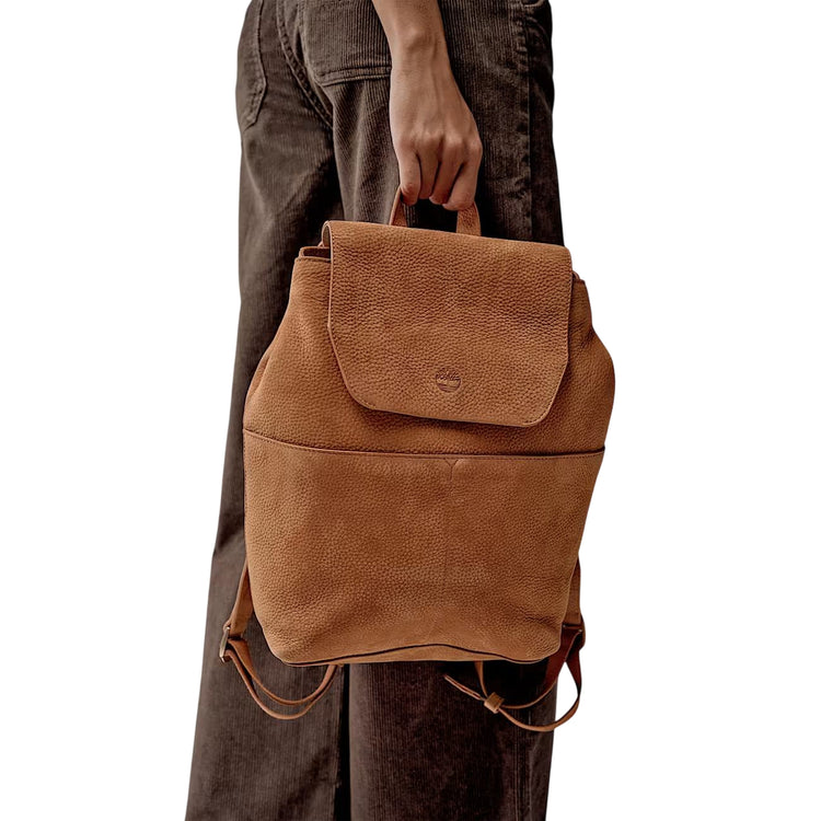 Zaino Donna 11 litri in morbida pelle marrone su modella