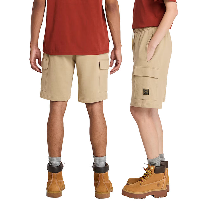 Pantaloncini cargo Unisex Woven Badge Beige indossati da modello retro e modella laterale