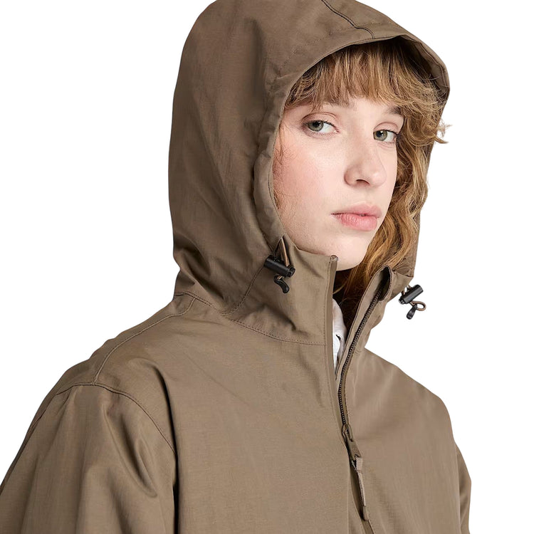 Parka Donna impermeabile Winnick Marrone modella frontale con cappuccio ravvicinata