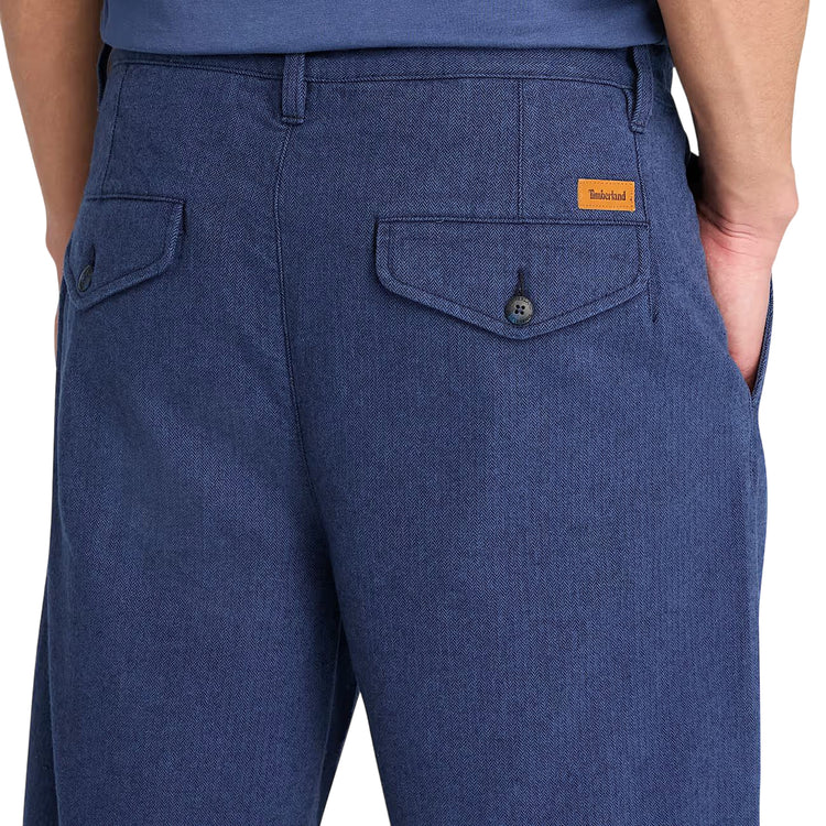 Pantaloni Chino Uomo Herringbone Claremont Blu scuro modello retro ravvicinato