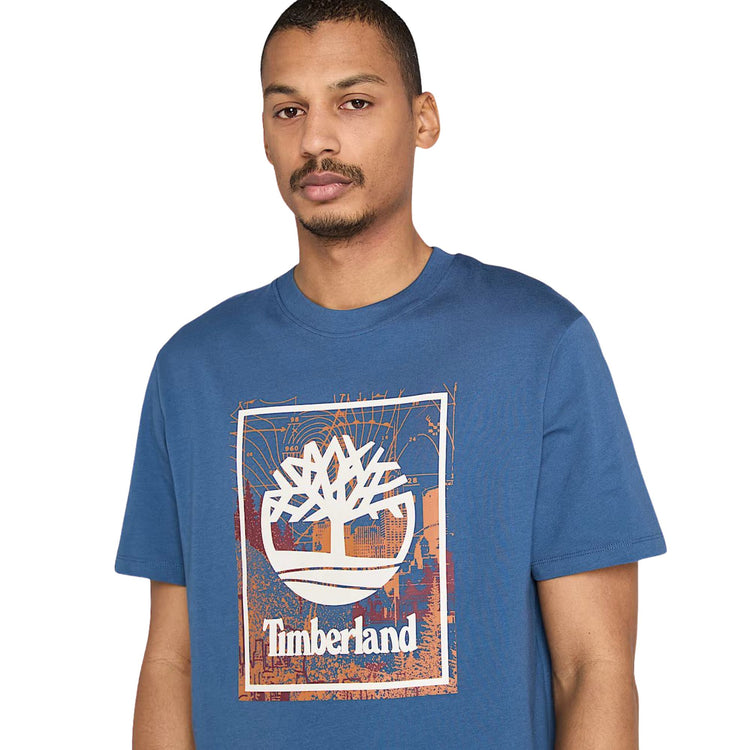 T-shirt Uomo Blu con logo grafico stagionale effetto multistrato modello frontale ravvicinato