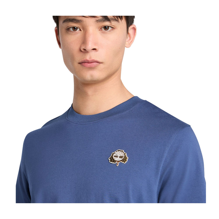 T-shirt Uomo Blu con patch logo ad albero modello frontale ravvicinato
