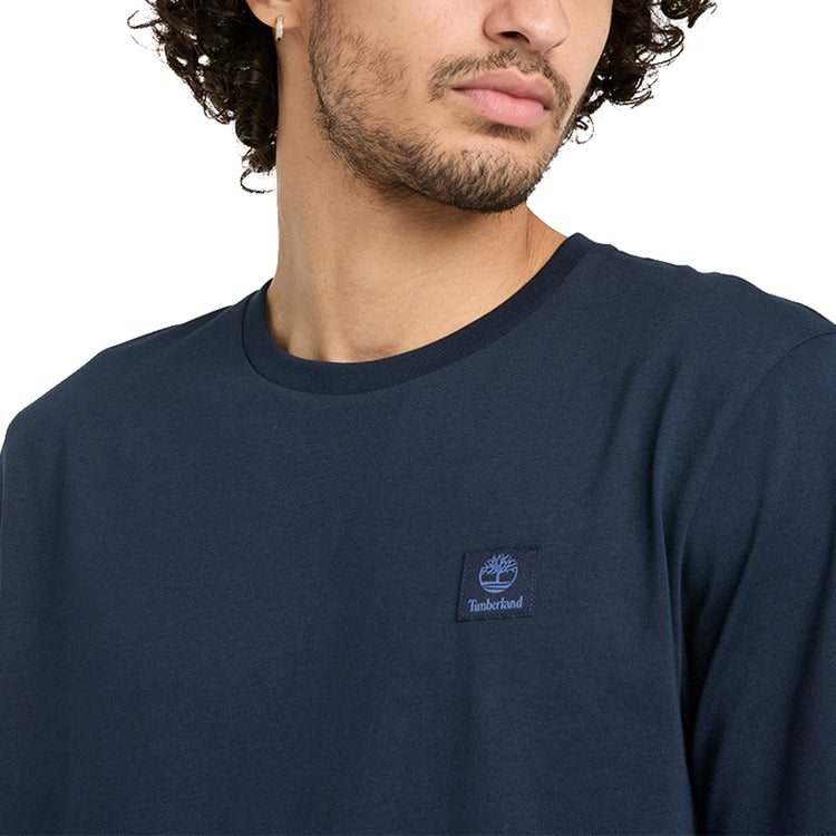 T-shirt Unisex Woven Badge Blu scuro modello frontale ravvicinato