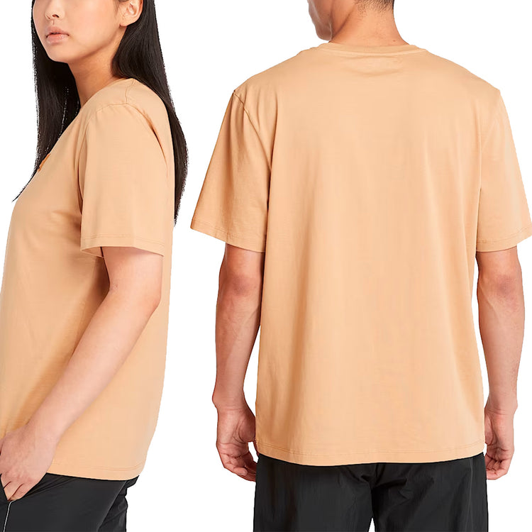 T-shirt Unisex Woven Badge Arancione modello retro e modella laterale