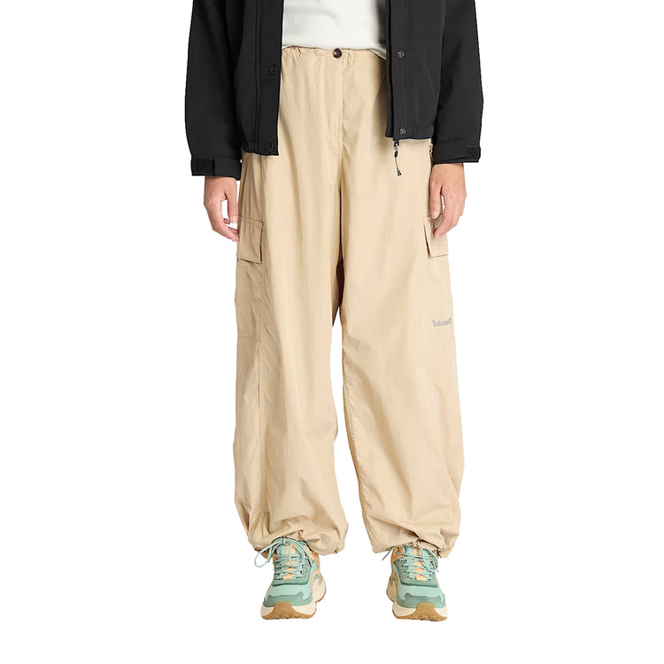 Modella con Pantaloni Stile Paracadutista da Donna in beige