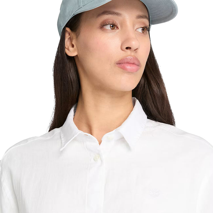 Camicia in Lino da Donna in bianco modella frontale ravvicinata