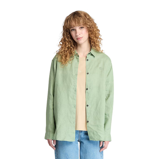 Modella con Camicia in Lino da Donna in verde