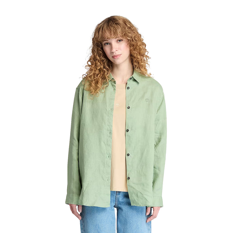 Modella con Camicia in Lino da Donna in verde