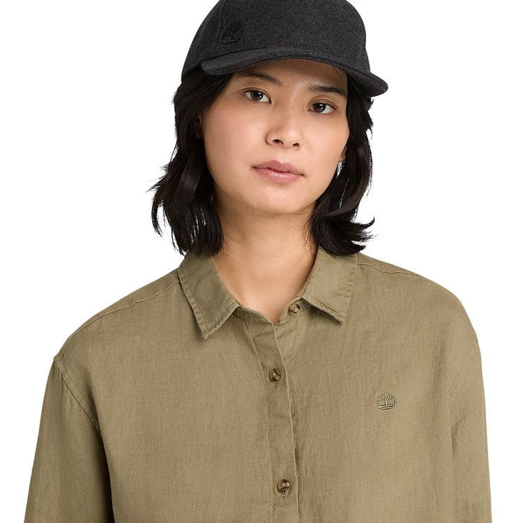 Camicia Donna in lino Verde modella rvvicinata