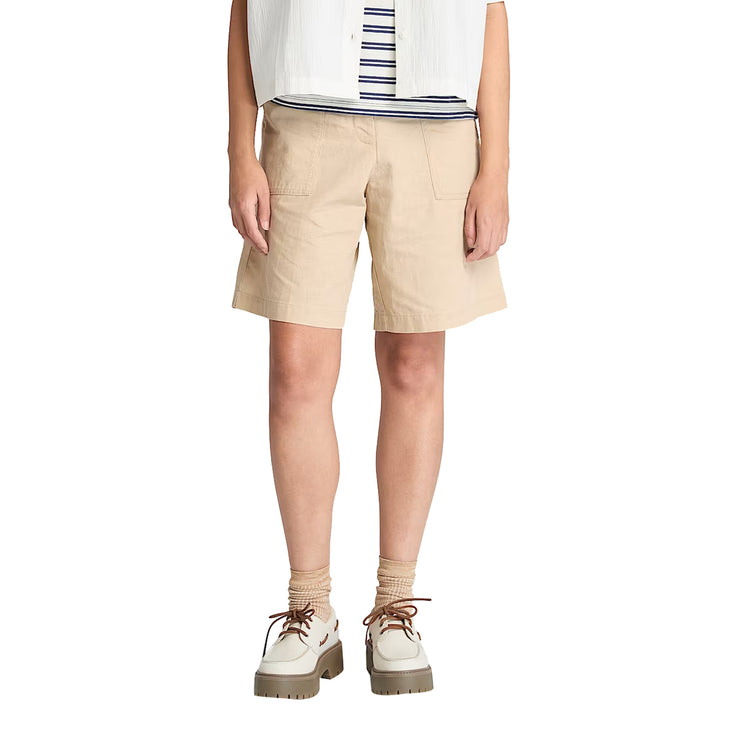 Modella con Bermuda in Lino da Donna in Beige